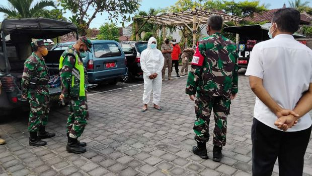 Pria yang menggelar judi sabung ayam di Buleleng disanksi memakai baju hazmat dan didenda Rp 1 juta (dok Istimewa)