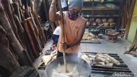 Bahan baku pembuatan rambak kerupuk atau lalapan untuk makan dari kulit sapi diambil dari Magetan, Jawa Timur. Kemudian, bahan baku diolah di rumahnya yang dibantu sekitar 8 orang. 