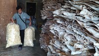 Semenjak adanya pandemi, produksi tetap berlangsung, namun saat PPKM darurat pembeli dari luar kota tidak bisa.