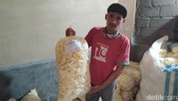 Kemudian, seharinya produksi kurang lebih satu kuintal. Pembuatan masih dilakukan secara manual.