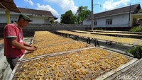 Salah satu produksi rambak kerupuk ini dilakukan, pasangan suami istri, Mudo Untoro dan Winarti, warga Dusun Pule, Desa Danurejo, Kecamatan Mertoyudan, Kabupaten Magelang, Jawa Tengah. Usaha yang dirintis sejak tahun 2005 hingga sekarang masih berproduksi.