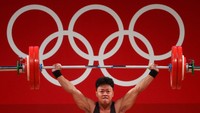 Di grup tersebut, Rahmat berhasil menempati peringkat pertama usai membukukan angkatan total 342 kg. Padahal, ia sempat mengalami cedera paha belakang saat melakukan pemanasan menjelang angkatan clean and jerk. Chris Graythen/Getty Images.