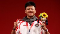 Rahmat yang tampil di Grup B kelas 73kg putra usai membukukan angkatan total 342kg (snatch 152kg dan clean and jerk 190kg) berhak mendapatkan medali perunggu di Tokyo International Forum, Jepang, Rabu (28/7/2021). Chris Graythen/Getty Images.
