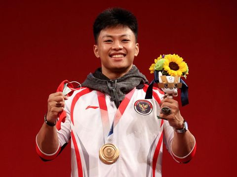 Atlet angkat besi, Rahmat Erwin Abdullah berhasil meraih perunggu di ajang Olimpiade Tokyo 2020. Rahmat membukukan angkatan total 342kg.