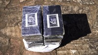 Komandan Polisi Nasional Luis Arias mengatakan stimulan ilegal dibuat dengan daun koka yang tumbuh di wilayah Andes Amerika Selatan.   