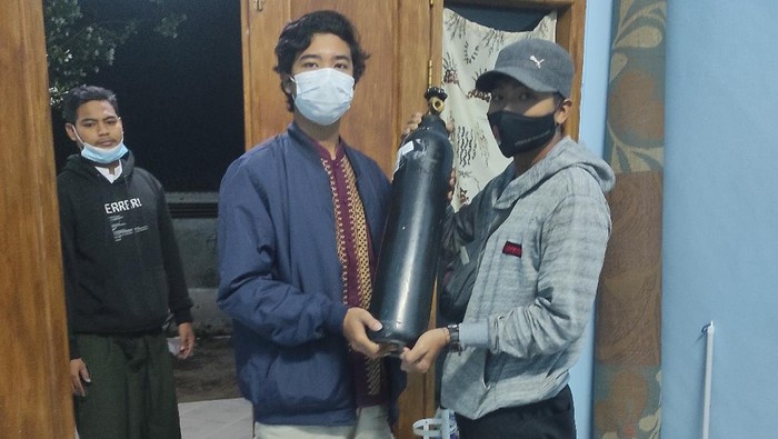 Segelintir orang di Kabupaten Mojokerto menunjukkan kepedulian terhadap sesama. Mereka sukarela memasok oksigen ke warga yang mengalami gejala COVID-19 berupa sesak napas.