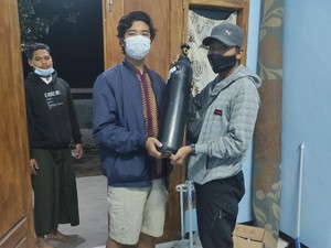 Aksi Relawan Bantu Warga Mojokerto yang Butuh Oksigen dan Ambulans