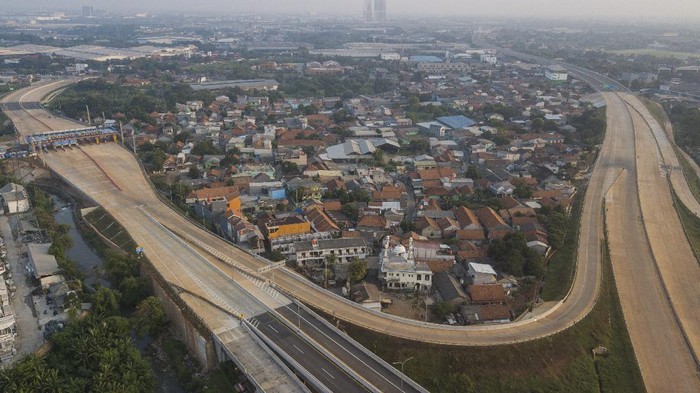 Foto udara Jalan Tol Cibitung-Cilincing seksi 1 interchange di Cibitung, Kabupaten Bekasi, Jawa Barat, Kamis (29/7/2021). Pengoperasian jalan tol sepanjang 2,65 km yang merupakan bagian dari jalan Tol JORR (Jakarta Outer Ring Road) 2 tersebut akan di uji coba gratis pada tanggal 31 Juli-7 Agustus 2021. ANTARA FOTO/ Fakhri Hermansyah/rwa.