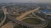 Foto udara Jalan Tol Cibitung-Cilincing seksi 1 interchange di Cibitung, Kabupaten Bekasi, Jawa Barat, Kamis (29/7/2021). 