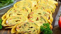 Ingin bikin telur dadar yang beda? Kamu bisa mencoba membuat telur gulung Korea. Telur dadar diberi isian sayuran dan digulung padat. Enak dimakan hangat. Tahapan membuatnya bisa dilihat di sini. Foto: iStock