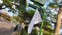 Seperti diketahui, pemasangan bendera putih ini merupakan bentuk protes pengusaha atas aturan Pemberlakuan pembatasan Kegiatan Masyarakat (PPKM) Level 4 yang diterapkan hingga Tanggal 2 Agustus mendatang.