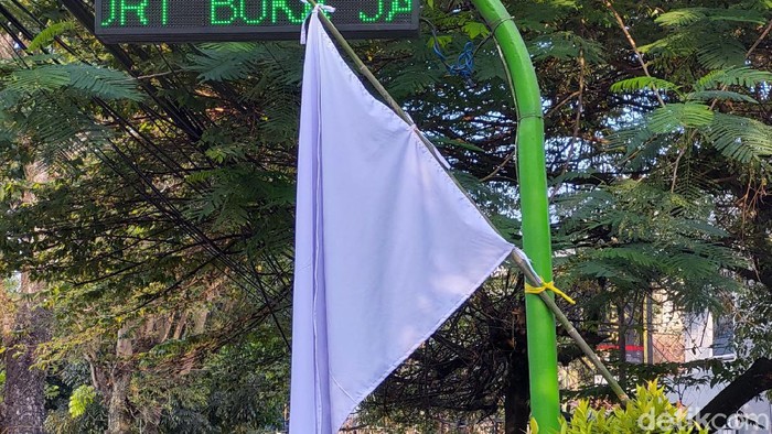 Salah satu Resto di Jalan Cikutra, Kota Bandung mengibarkan bendera putih tepat di depan pintu masuk. Hal itu sebagai bentuk protes perpanjangan PPKM level 4.