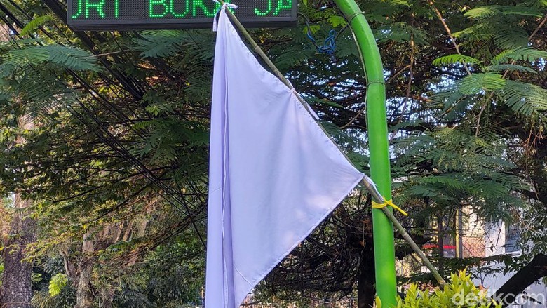 Resto di Bandung Akhirnya Kibarkan Bendera Putih Salah satu Resto di Jalan Cikutra, Kota Bandung mengibarkan bendera putih tepat di depan pintu masuk. Hal itu sebagai bentuk protes perpanjangan PPKM level 4.
