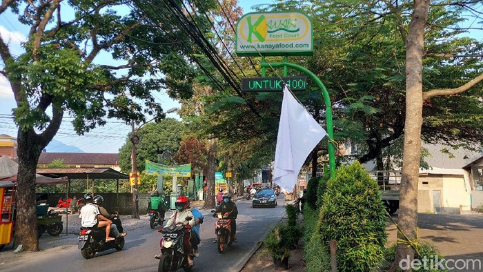 Salah satu Resto di Jalan Cikutra, Kota Bandung mengibarkan bendera putih tepat di depan pintu masuk. Hal itu sebagai bentuk protes perpanjangan PPKM level 4.