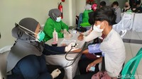 Sementara itu, Pimpinan Ponpes Miftahul Ulum Bangunsirna Ciamis Arif Ismail Chowas mengatakan pemberian vaksin terhadap Santri, guru ngaji dan ustad serta masyarakat ini sebagai bentuk ikhtiar mencegah virus Corona. 