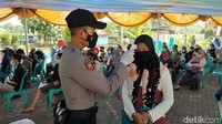 Arif Chowas pun menyerukan kepada masyarakat untuk bersama-sama siap divaksin COVID-19. Agar semua bisa terbebas dari wabah ini.
