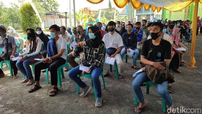 Ribuan Santri-Warga Divaksinasi di Lingkungan Pesantran Ciamis Polres Ciamis menggelar vaksinasi di Pesantren Miftahul Ulum, Bangunsirna, Baregbeg, Kabupaten Ciamis, kepada ribuan santri, ustad, guru ngaji dan lingkungan pesantren.