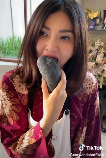 Sarwendah Bikin Kaget Makan Ulekan yang Ternyata Cuma Cake