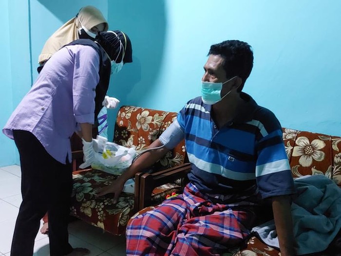 Satgas Umar Bin Khottob di Desa Banjarsari memeriksa kondisi pasien Corona yang menjalani isoman