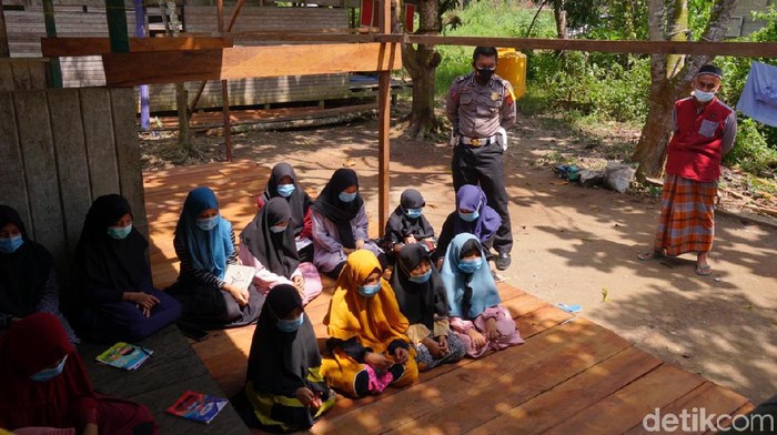 Sebanyak 12 orang di ponpes di Berau, Kaltim, terpapar COVID-19. Anggota polisi mengevakuasi puluhan santri lain agar tak ikut terpapar. (Dok Istimewa)