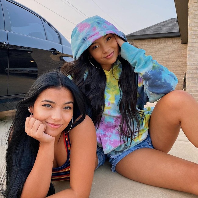 Tak hanya posting foto di Instagram, sejumlah anak kembar juga jadi YouTuber. Salah satu pasangan kembar yang paling terkenal di YouTube adalah Montoya Twins. Tak selalu bergaya kembar tapi penampilan mereka tetap sulit untuk dibedakan. Foto: Instagram @montoyatwinz