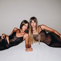 Tren selebgram kembar mulai bermunculan di 2018. Kembar Simi dan Haze pun tak ingin ketinggalan mendokumentasikan hidup mereka di Instagram. Tapi tak cuma identik, saudari kembar ini punya keunikan lain yakni sama-sama DJ. Foto: Instagram @simihaze