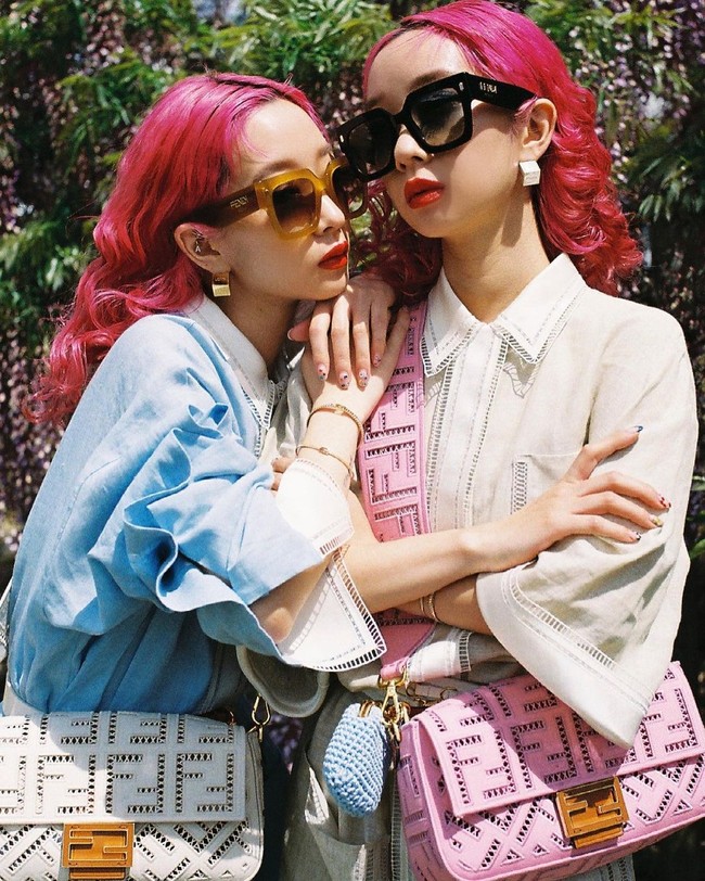 Dari Jepang ada saudari kembar yang menyebut dirinya sebagai Amiaya. Mereka punya ciri khas rambut pink yang membuat dua wanita itu tampak semakin identik dan mencuri atensi. Keduanya pun sering di-endorse brand-brand high end seperti Fendi. Foto: Instagram @ayaxxamiaya