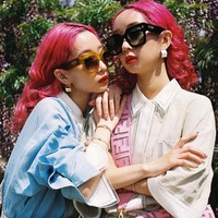 Dari Jepang ada saudari kembar yang menyebut dirinya sebagai Amiaya. Mereka punya ciri khas rambut pink yang membuat dua wanita itu tampak semakin identik dan mencuri atensi. Keduanya pun sering di-endorse brand-brand high end seperti Fendi. Foto: Instagram @ayaxxamiaya