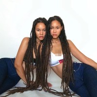 Elizabeth dan Victoria Lejonhjärta sama-sama berprofesi sebagai model dan penulis. Kembar yang terkenal di media sosial itu pernah berkolaborasi dengan Drake dan tampil di iklan brand-brand besar, seperti Nike, Calvin Klein dan H&M. Foto: Instagram @lejonhjerta