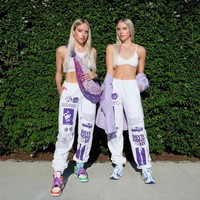 Tak sedikit anak kembar yang membuat akun Instagram bersama. Kemiripan mereka pun membuat postingan terlihat lebih menarik perhatian. Salah satu pasangan kembar yang banyak follower adalah duo The Hess Twins yang stylish ini. Foto: Instagram @thehesstwins