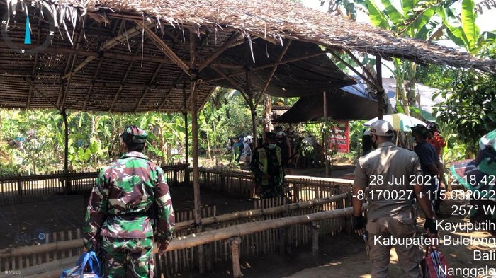 Seorang pria di Buleleng, Bali, bernama Ketut Budi Arjana diamankan aparat karena menggelar judi sambung ayam saat kasus COVID-19 melonjak hampir sebulan. (dok Satpol PP)