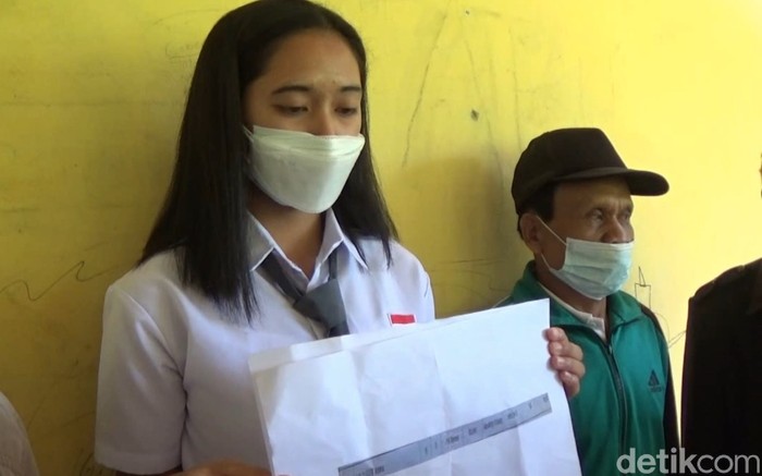 Siswi asal Mamasa bernama Cristina gagal menjadi anggota Paskibraka setelah dinyatakan positif COVID-19. Keluarga merasa ada kejanggalan. (Abdy Febriady/detikcom)