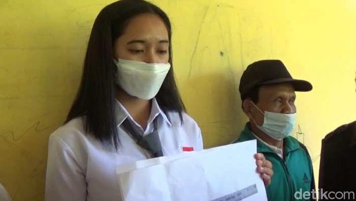 Siswi asal Mamasa bernama Cristina gagal menjadi anggota Paskibraka setelah dinyatakan positif COVID-19. Keluarga merasa ada kejanggalan. (Abdy Febriady/detikcom)