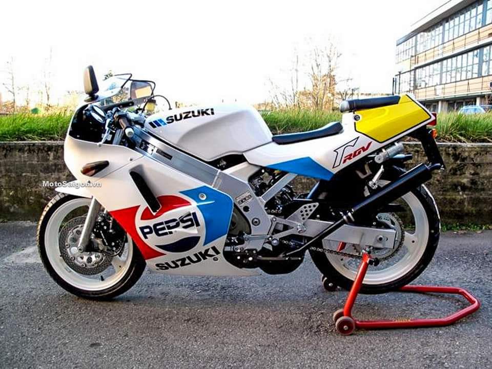 Suzuki RGV250 Pepsi