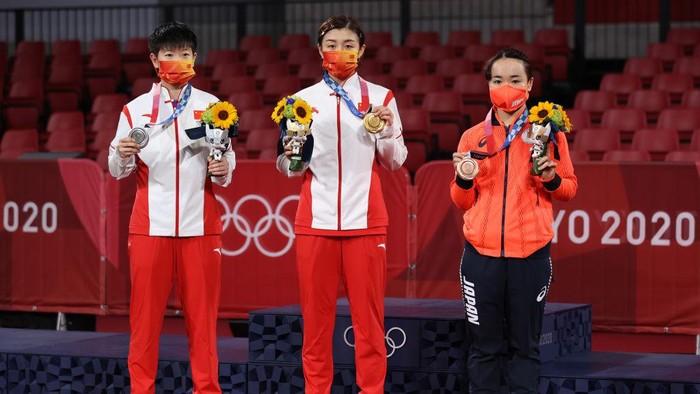 TOKYO, JAPAN - JULY 29: (L-R) Sun Yingsha and Chen Meng of Team China, and Ito Mima of Team Japan pose for photographs during the medal ceremony of the Womens Singles table tennis on day six of the Tokyo 2020 Olympic Games at Tokyo Metropolitan Gymnasium on July 29, 2021 in Tokyo, Japan. (Photo by David Ramos/2021 Getty Images)