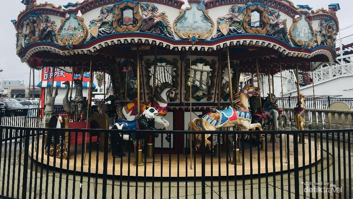 Dan tentu saja ada komidi putar atau carousel.