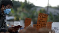 Mereka tampak khusyuk berdoa di makam keluarga.