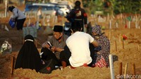 Ada keluaga peziarah yang datang dengan rombongan lebih dari lima orang, namun ada pula yang hanya dua orang.