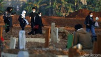 Ada juga sejumlah warga mengantarkan anggota keluarga yang meninggal dan dikuburkan di TPU tersebut.