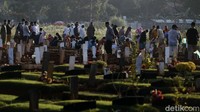 Suasana area pemakaman tampak ramai oleh peziarah.