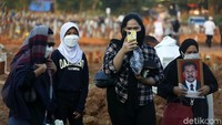 Selama proses pemakaman, para keluarga tampak hanya bisa melihat dari kejauhan.