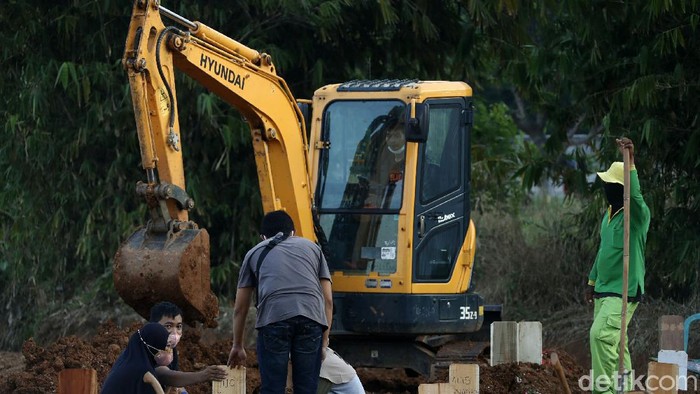 TPU Khusus Corona di Bekasi Ramai Dikunjungi Peziarah Area pemakaman jenazah Covid-19 di Tempat Pemakaman Umum (TPU) Pedurenan, Kota Bekasi, Kamis (29/07/2021', ramai dikunjungi peziarah.
