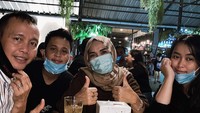 Tak hanya bersama Ayu Ting Ting, Umi Kalsum dan Ayah Rojak juga sering nongkrong di kafenya bersama putri ke-2 Syifa dan kekasih Syifa. Foto: @mom_ayting92_
