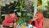 Umi Kalsum juga selalu kompak dengan Ayah Rojak. Momennya saat menikmati sarapan ini juga banyak dikomentari netizen. Foto: @mom_ayting92_