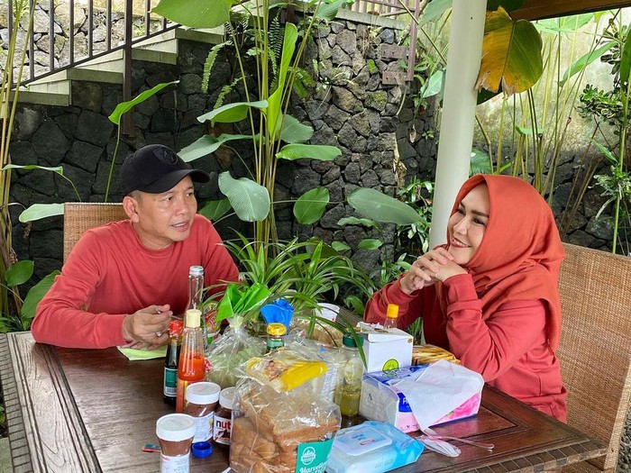 Doyan Ngopi, Umi Kalsum Sering Nongkrong di Kafe Milik Ayu Ting Ting