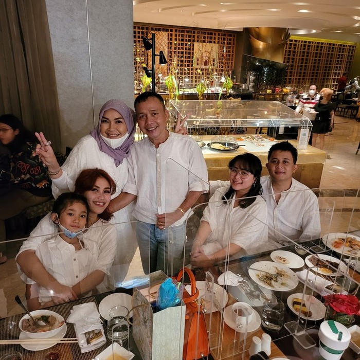 Doyan Ngopi, Umi Kalsum Sering Nongkrong di Kafe Milik Ayu Ting Ting
