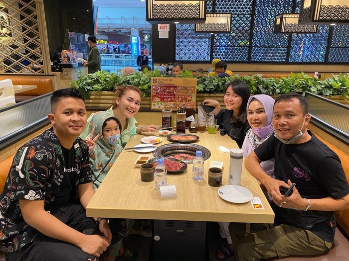 Doyan Ngopi, Umi Kalsum Sering Nongkrong di Kafe Milik Ayu Ting Ting
