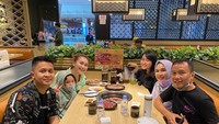 Tindakannya tersebut terpaksa dilakukan Umi Kalsum dan Ayah Rojak, agar tidak ada lagi orang yang membully keluarganya. Hal itu pun mendapat banyak dukungan dari netizen lainnya. Foto: @mom_ayting92_