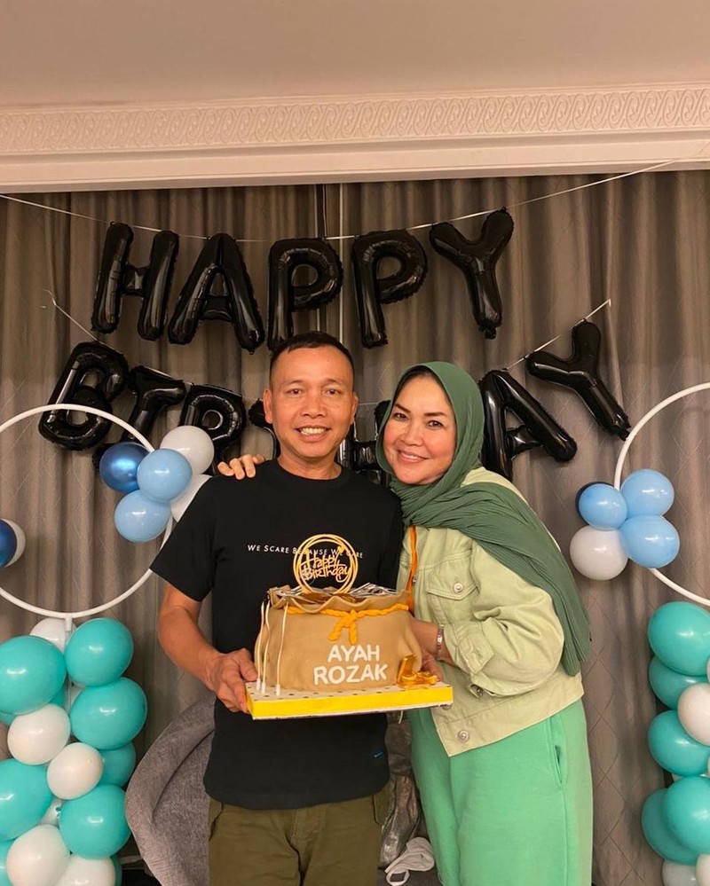 Doyan Ngopi, Umi Kalsum Sering Nongkrong di Kafe Milik Ayu Ting Ting