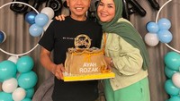 Umi Kalsum dan Ayah Rojak tak tinggal diam ketika sang anak dan cuci menjadi bahan bully-an netizen. Mereka pun mendatangi rumah salah satu hater di daerah Bojonegoro, Jawa Timur. Foto: @mom_ayting92_